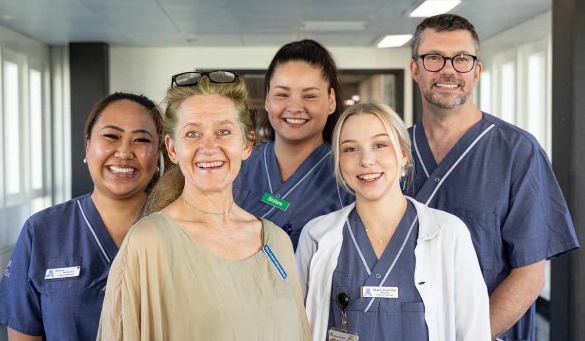 En grupp människor i operationskläder som poserar för en bild.